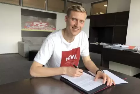 Perfekt! Andri Rúnar Bjarnason unterschreibt seinen Vertrag beim 1. FC Kaiserslautern. Foto: FCK/FREI 