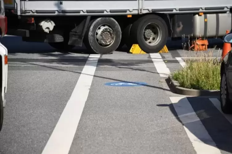 Der Radfahrer wurde von einem Lastwagen-Anhänger-Gespann überrollt.  Foto: Priebe