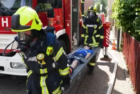 Eng geht es zu in der Hintergasse, aber alle „Verletzten“ können gerettet werden. Foto: Faw