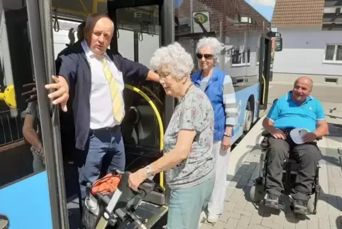 Schulungsleiter Jürgen Heil gibt den Senioren Tipps fürs gefahrlose Ein- und Aussteigen.  Foto: tkl