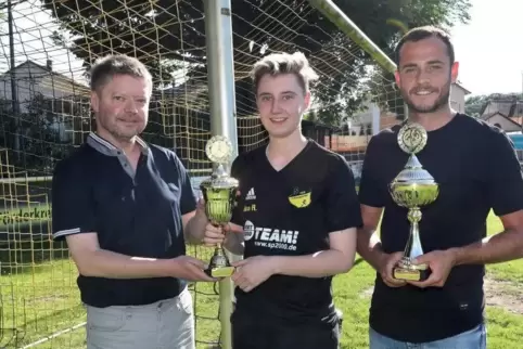 Und sie haben den Pokal: von links RHEINPFALZ-Redakteur Martin Erbacher, Gina Reichling und Sven Hoffmann. Foto: Lenz