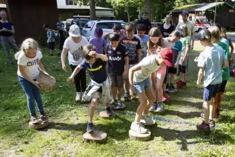 Beim Baumscheibenspiel mussten die Schüler der Klasse 3b der Grundschule Trippstadt gestern im Team zusammenarbeiten: Die Kinder