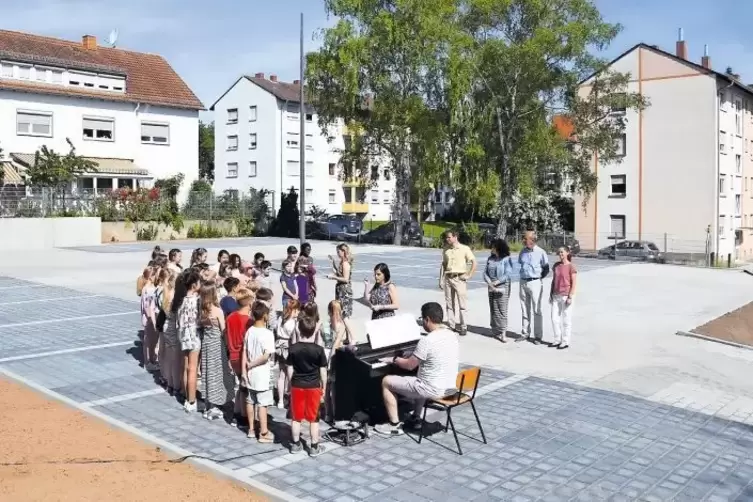 Der Chor der Robert-Schuman-Grundschule singt den Urwaldsong zur Eröffnung des Parkplatzes.