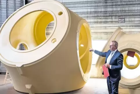 Johannes Heger vor einer Rotornabe. Bis zu rund 30 Tonnen Stückgewicht haben die Gussteile, die bei Heger-Ferrit entstehen.