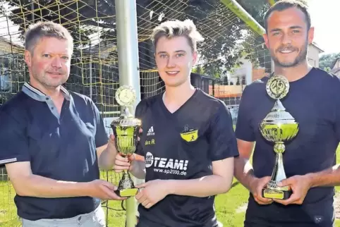 Und sie haben den Pokal: von links RHEINPFALZ-Redakteur Martin Erbacher, Gina Reichling und Sven Hoffmann.