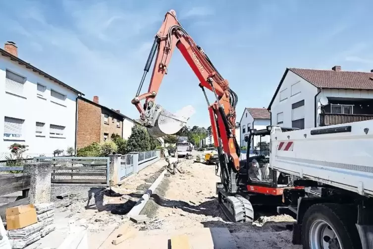 Rohrbruch Nummer zwei: In der Hermann-L&ouml;ns-Stra&szlig;e muss ebenfalls die Stra&szlig;e erneuert werden.