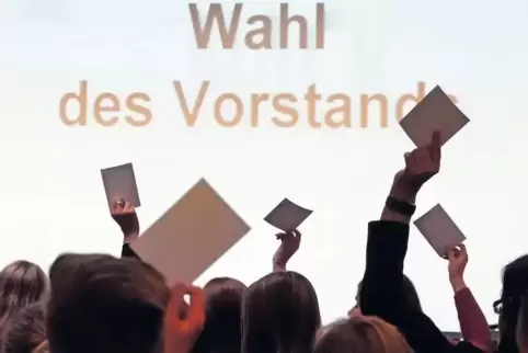 Wahlen in eigener Sache: Schüler des Gymnasiums Nackenheim bei der Abstimmung über den Vorstand ihrer Schülergenossenschaft.