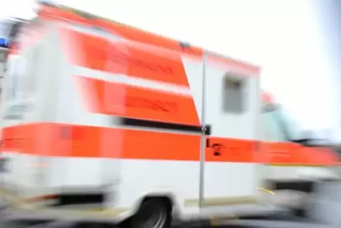 Mit schweren Verletzungen wurde der junge Mann ins Krankenhaus gebracht.  Symbolfoto: dpa