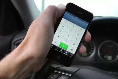 Die Polizei hat am Dienstag gleich mehrere Leute erwischt, die beim Fahren mit dem Handy telefonierten.  Foto: dpa