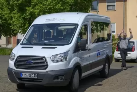 Die beiden Bürgerbusse der Verbandsgemeinde Lauterecken-Wolfstein fahren seit genau einem Monat – mit großem Erfolg. Foto: m. ho