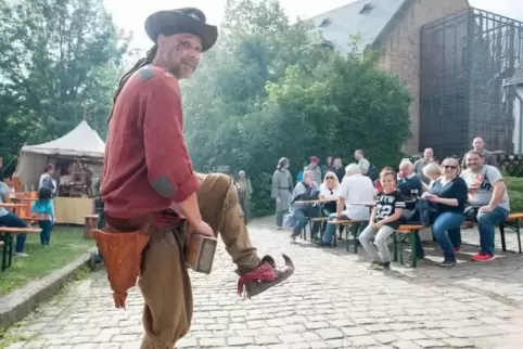 Gaukler sorgen dafür, dass es am Wochenende auf Burg Lichtenberg auch etwas zu lachen gibt.  Foto: m. hoffmann