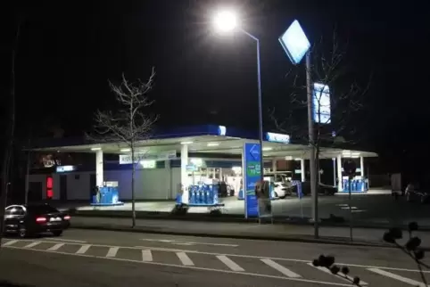 Irgendjemand muss es ja machen: Der Kassenjob an der Tankstelle ist teilweise Nachtarbeit. Foto: Lenz