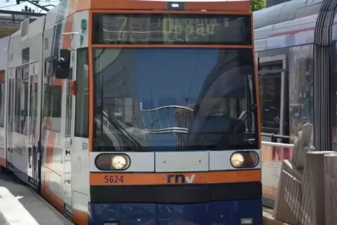 Eine Straßenbahn der RNV, wie sie zwischen Bad Dürkheim und Heidelberg unterwegs sind.  Foto: Anne Lenhardt