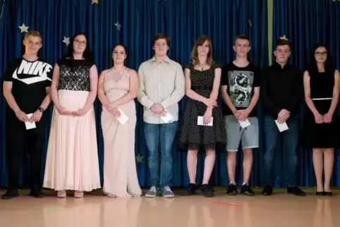 Die Klassenbesten wurden vom Schulförderverein ausgezeichnet ( von links) Tobias Gauch , Lea Kalinte (beide 9.Klasse), Catia Din