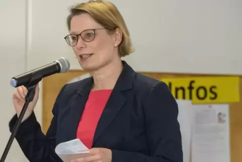 Bildungsministerin Stefanie Hubig (SPD) hat mit Schülern am Runden Tisch über Klimaschutz im Schulalltag gesprochen.  Foto: dpa 