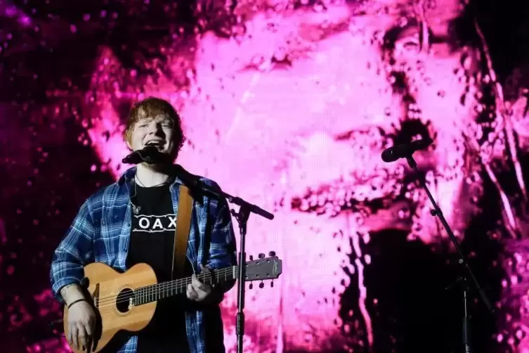 Ed Sheeran greift am Wochenende bei zwei Konzerten auf dem Hockenheimring in die Saiten.  Foto: dpa