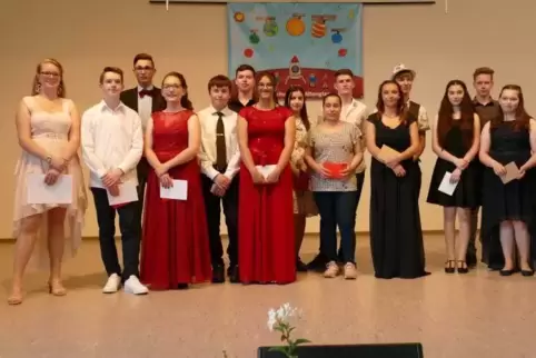Ausgezeichnete Schüler (von links): Nancy Ratka, Paul Groß, Ruwen Porcher, Lisa Schug, Max Reidenbach, Henrik Kartarius, Samira 