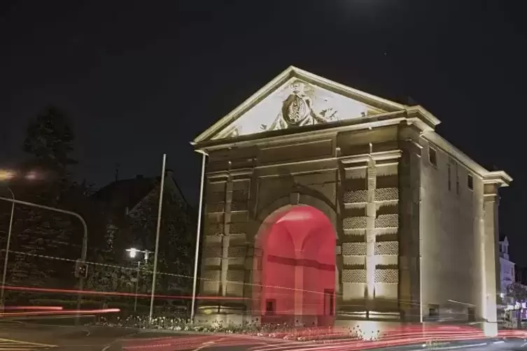 Auch nachts entlockt Dirk Thiesen der Stadt ihre Geheimnisse – hier das in rötliches und weißes Licht getauchte Wormser Tor.  Fo