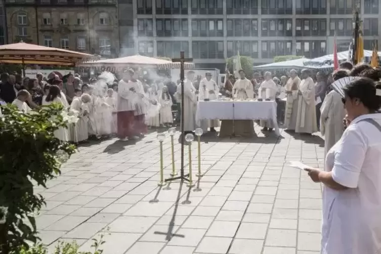 Auf dem Stiftsplatz endete das Fronleichnamsfest mit dem sakramentalen Segen. foto: view