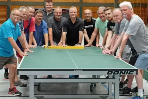 Wie richten wir die Platte richtig aus? Mit geballter Helferkraft in Contwig (von links): Günter Förch, Jürgen Ruf, Andreas Stri
