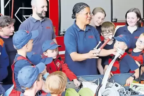 Wird von ihren jungen Feuerwehrkameraden aus Edenkoben liebevoll „Oma“ genannt: Nicole Meriemi.