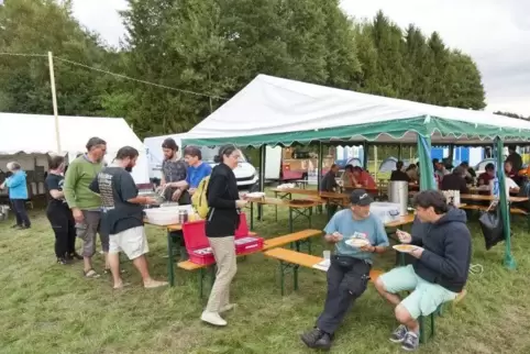 Vor den Demonstrationen gegen die Ramsteiner Air Base gibt es alljährlich zunächst ein einwöchiges Friedenscamp auf einer Wiese 