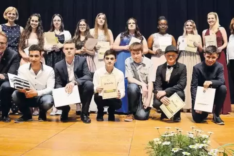 Die Preisträger der Landgraf-Ludwig-Realschule Plus (hinten von li.): Konrektorin Gudrun Matheis, Victoria Eichenlaub, Jasmin Ko