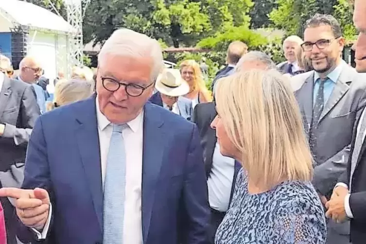 Bundespräsident Steinmeier im Gespräch mit Landrätin Susanne Ganster. Hinter ihr Klaus Weber aus Bottenbach (mit Bart und Brille