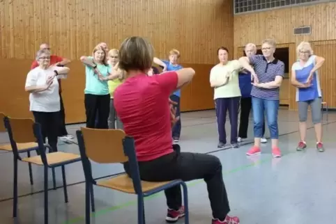 Esther Voigt (vorne auf dem Stuhl sitzend) lässt ihre Schützlinge Gymnastik machen, aber auch Zirkeltraining absolvieren. Denkau