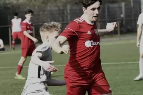 Der 1. FC Rheinpfalz, hier Domenic Koch (rechts) im Spiel gegen den VfR, erlebt eine durchwachsene Rückrunde.  Archivfoto: Bolte