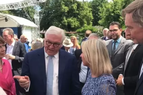  Bundespräsident Steinmeier im Gespräch mit Landrätin Susanne Ganster, dahinter Klaus Weber aus Bottenbach.  Foto: FREI/Weber