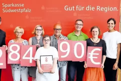 28.490 Euro vergab die Sparkasse Südwestpfalz für den Sportabzeichen Wettbewerb: von links Sparkassenvorstand Peter Kuntz, Annet