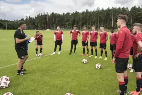 Trainingsauftakt der U21-Mannschaft des 1. FCK: Co-Trainer Andreas Clauß spricht zu den Spielern.  Foto: VIEW