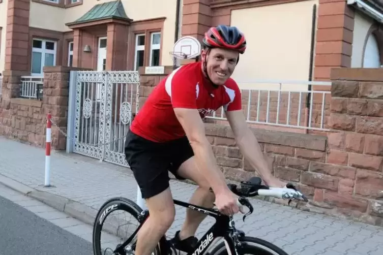 Heiko Schulz wird seine Benefiz-Radtour für die Zulliger-Schule vor dem Schulgebäude starten. Foto: Benndorf