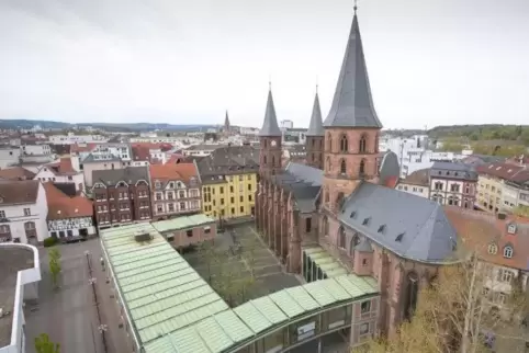 Ist auch an Werktagen geöffnet: die Stiftskirche in Kaiserslautern.  Foto: VIEW
