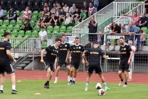 Gut 100 „Kiebitze“ verfolgen den Aufgalopp ihrer Mannschaft von der Haupttribüne aus. Foto: Christian Hamm
