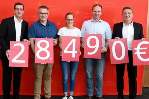 28?490 Euro vergab die Sparkasse Südwestpfalz für den Sportabzeichen-Wettbewerb des Vorjahres von links: Sparkassenvorstand Pete