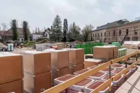 Die Stengelkaserne ist die aktuell größte Wohnungs-Baustelle im Kreis Germersheim.  Foto: van