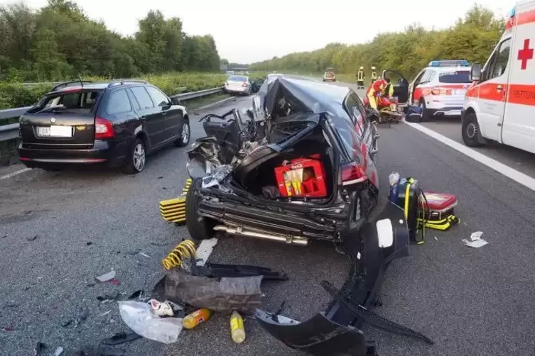 Das Heck des VW Golf. Die Feuerwehr musste das rechte Vorderrad aus dem Wagen herausschneiden. Archivfoto: Moschel