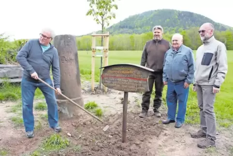 Der alte Kilometerstein bekommt einen neuen Platz und ein neues Hinweisschild (von rechts): Ortsbürgermeister Ralf Weber, Holzsc