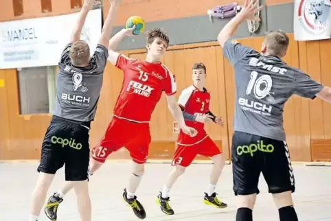 Luka Wilbrandt (am Ball, hier im Spiel gegen Zweibrücken) fiel wegen einer Verletzung lange aus.