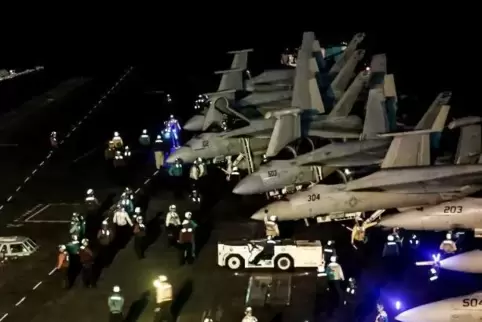 Auf dem Flugzeugträger USS Abraham Lincoln werden Kampfjets zum Abheben bereit gemacht.  Foto: REUTERS