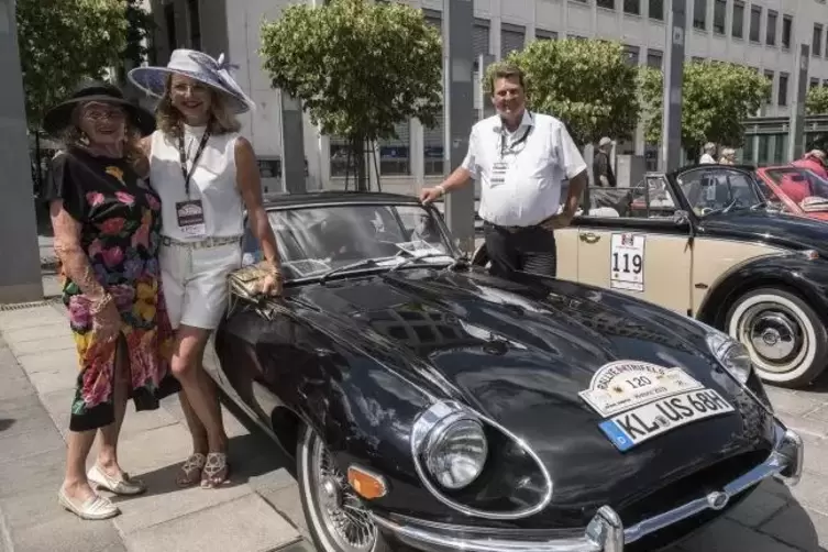 Der schwarze Jaguar E und sein Besitzer: Uwe Greiner mit seiner Ehefrau Sylvia (in Weiß) und Schwiegermutter Helga Ellrich.  Fot