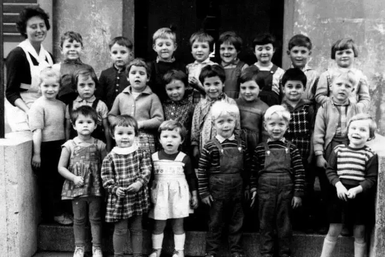 Erinnerung an 1962: eine Kindergartengruppe mit Elfriede Gunesch. REPRO: go