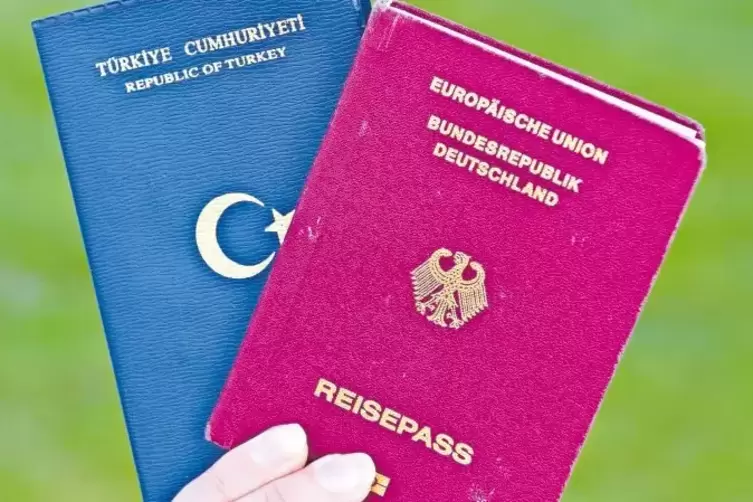 Früher mussten sich die neuen Deutschen zwischen dem 18. und 23. Lebensjahr für eine Staatsbürgerschaft entscheiden. Seit 2015 k