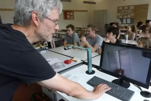 Mithilfe der Dokumentenkamera kann Lehrer Michael Vollstedt besser veranschaulichen, welche Stellen im Text relevant sind. Foto: