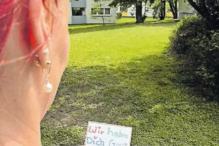Julia Graf* liest einen Brief ihrer Kinder.