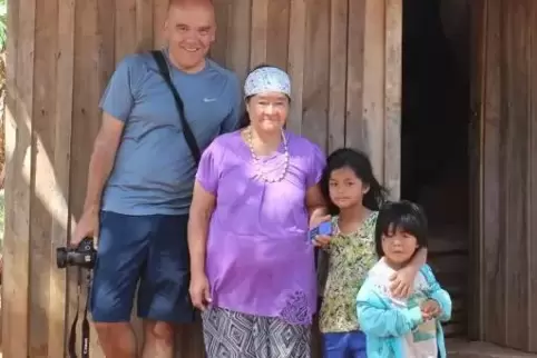 Uridu-Gründer Marcel Heyne mit einer indigenen Familie aus Paraguay – in der Hand der solarbetriene MP3-Player. Foto: Heyne