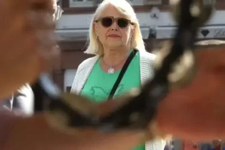 Die meisten Besucher lie&szlig;en sich durch das Gewusel in den Stra&szlig;en treiben. Foto: van