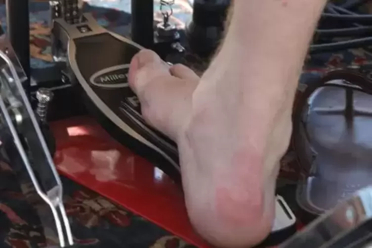 Barfu&szlig; am Schlagzeug &ndash; das bringt jedenfalls Gef&uuml;hl ans Pedal. Foto: van
